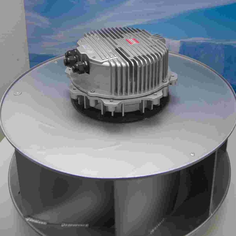 La lame est de 140 mm, le poids est de 1,3 kg, le ventilateur centrifuge EC, le rotor extérieur, le refroidissement, le ventilateur de ventilation.